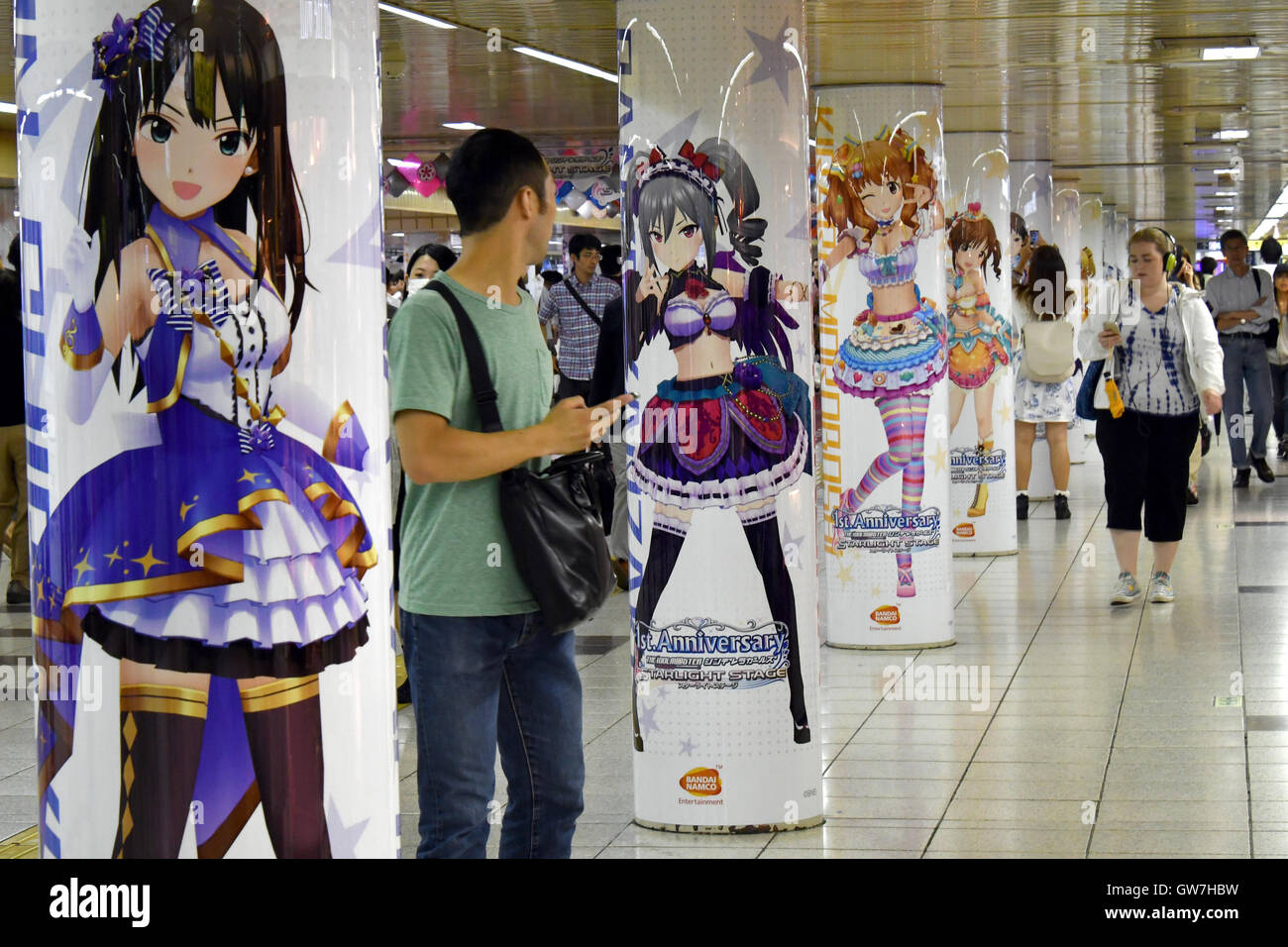 Le Mardi 13 Sep 16 L Animation Coloree Personnages Ornent Les Murs Et Piliers De L Underground Hall De Tokyo Shinjuku Railroad Station Le Mardi 13 Septembre 16 A Tokyo Japon La Promotion Marque
