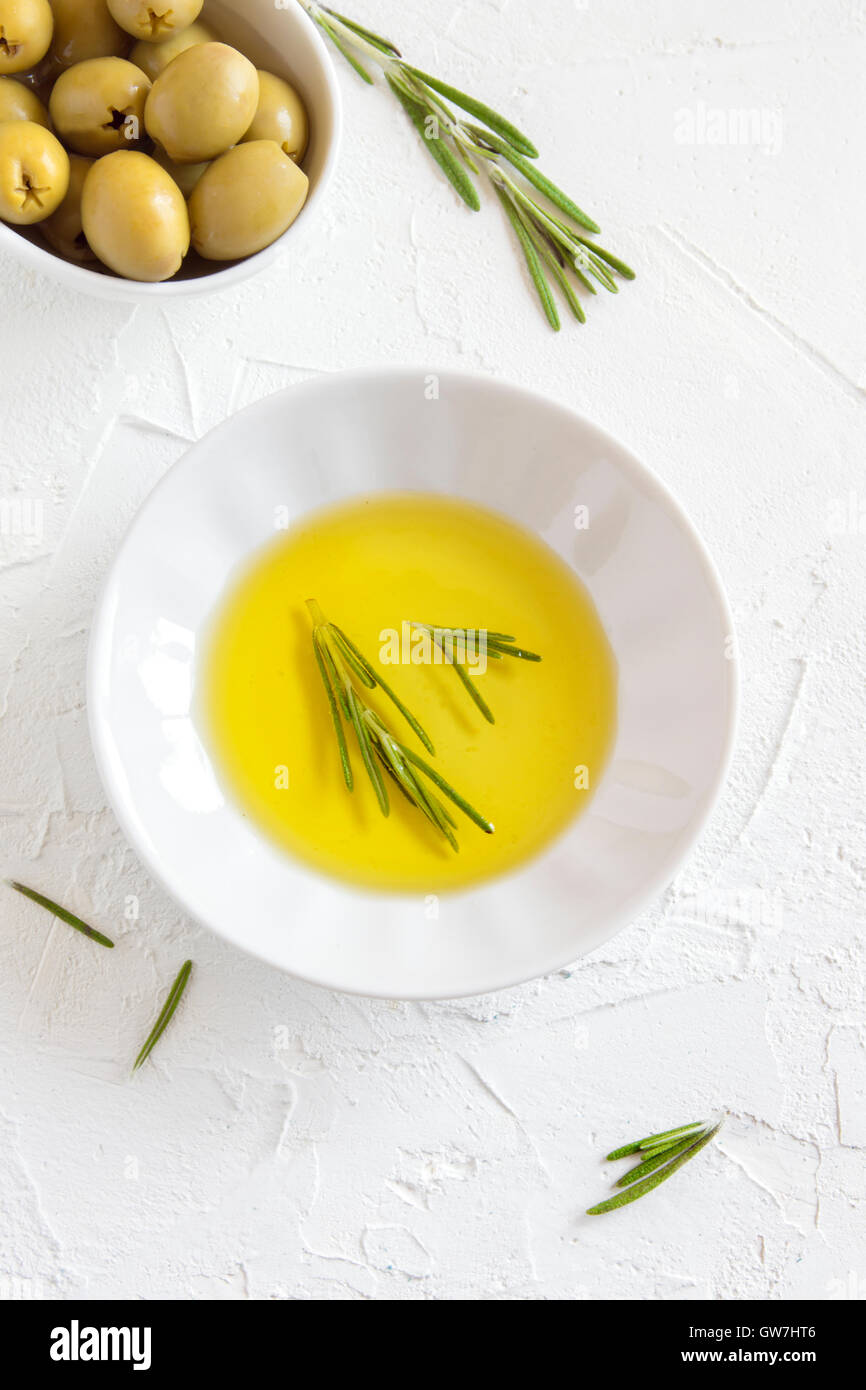 L'huile d'olive bio au romarin sur fond noir en blanc avec copie espace, concept d'aliments sains Banque D'Images
