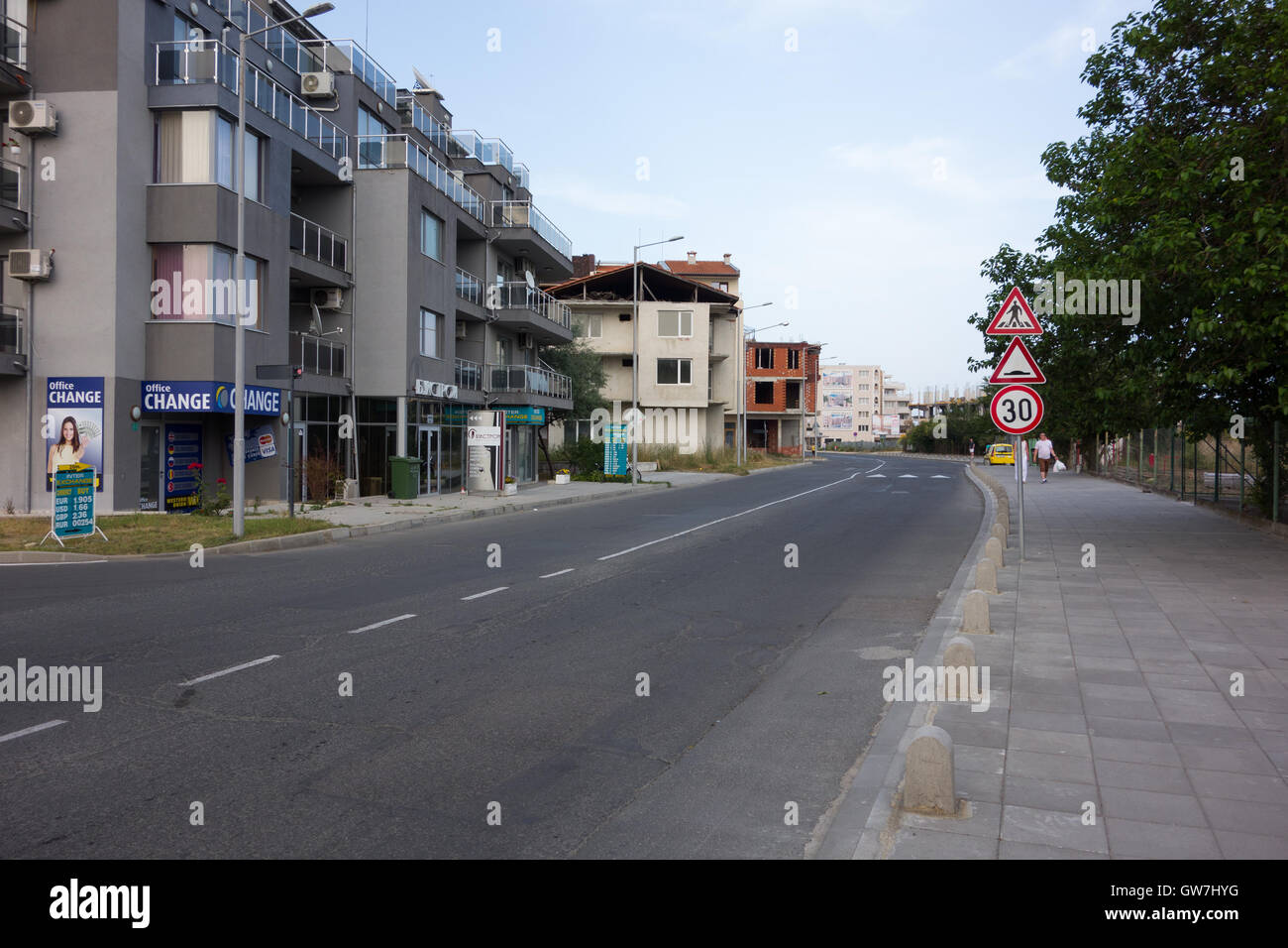 Nessebar, Bulgarie - 19 juin 2016 : nouvelle rue Nessebar nouvelle architecture et des vacanciers et des habitants de personnes. Banque D'Images