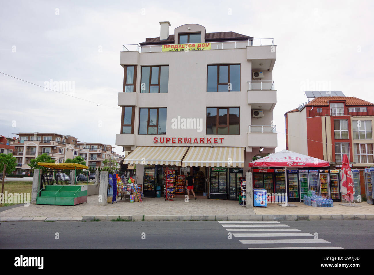 Nessebar, Bulgarie - 19 juin 2016 : nouvelle rue Nessebar nouvelle architecture et des vacanciers et des habitants de personnes. Banque D'Images