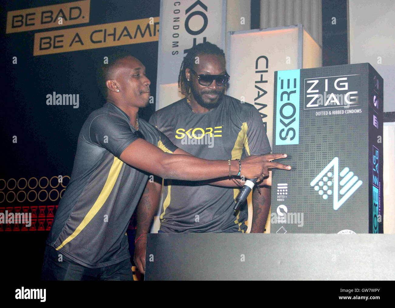Antilles les joueurs de cricket Dwayne Bravo et Chris Gayle lors du lancement de Skore série champion des préservatifs, à Mumbai Banque D'Images