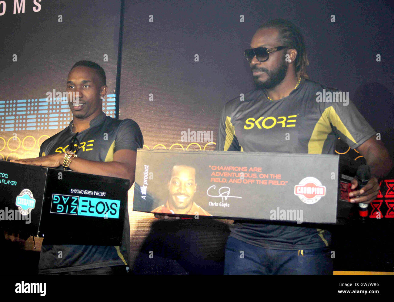 Antilles les joueurs de cricket Dwayne Bravo et Chris Gayle lors du lancement de Skore série champion des préservatifs, à Mumbai Banque D'Images