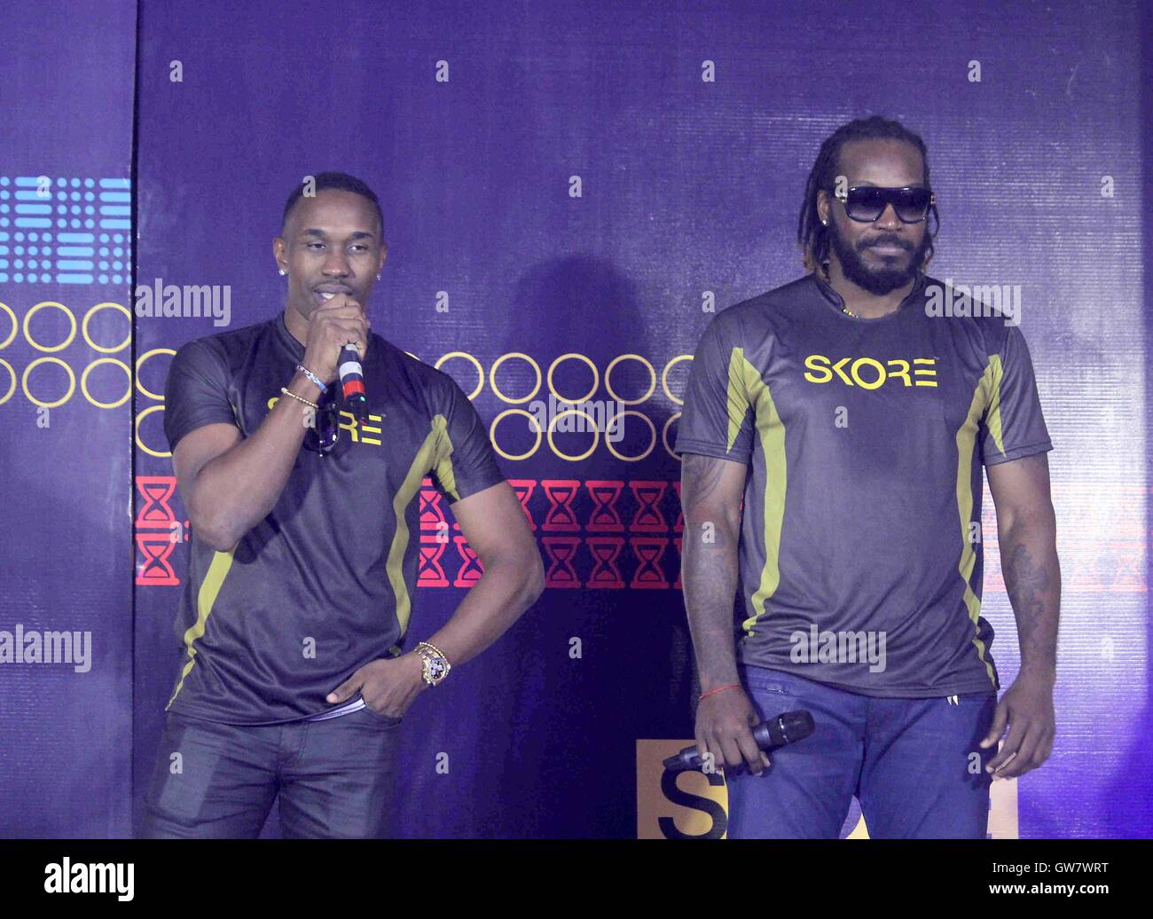 Antilles les joueurs de cricket Dwayne Bravo et Chris Gayle lors du lancement de Skore série champion des préservatifs, à Mumbai Banque D'Images