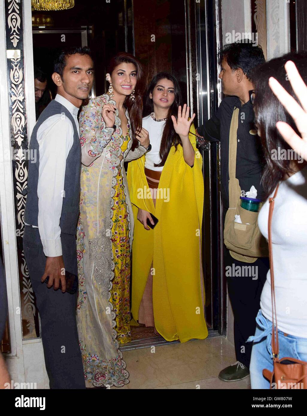 Styliste de célébrités Tanya Ghavri avec Bollywood acteur Jacqueline Fernandez au cours de Dhoom Dhaam tronc de Mariage Show Mumbai Banque D'Images