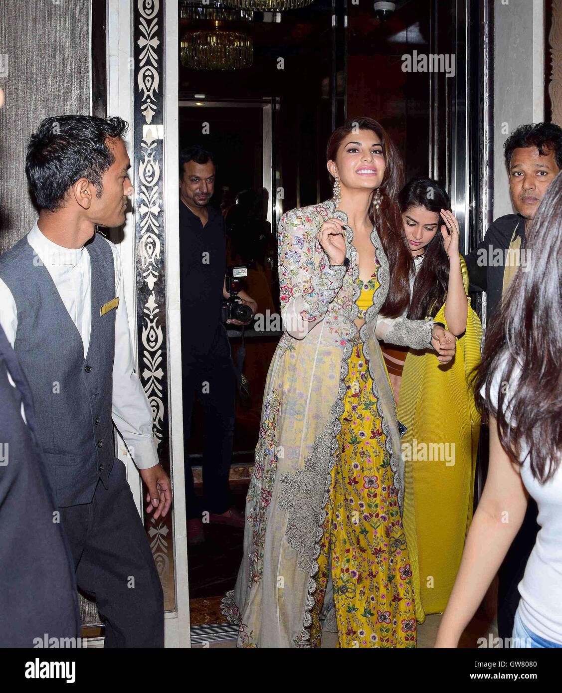 Styliste de célébrités Tanya Ghavri avec Bollywood acteur Jacqueline Fernandez au cours de Dhoom Dhaam tronc de Mariage Show Mumbai Banque D'Images