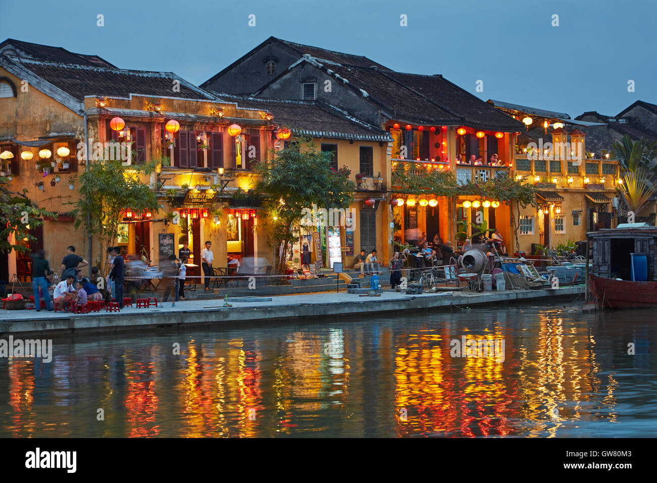 Restaurants reflètent dans la rivière Thu Bon au crépuscule, Hoi An (Site du patrimoine mondial de l'UNESCO), Vietnam Banque D'Images