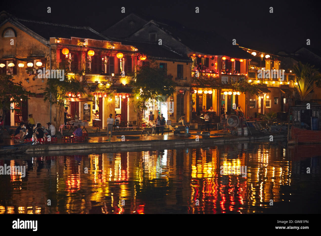 Restaurants reflètent dans la rivière Thu Bon au crépuscule, Hoi An (Site du patrimoine mondial de l'UNESCO), Vietnam Banque D'Images