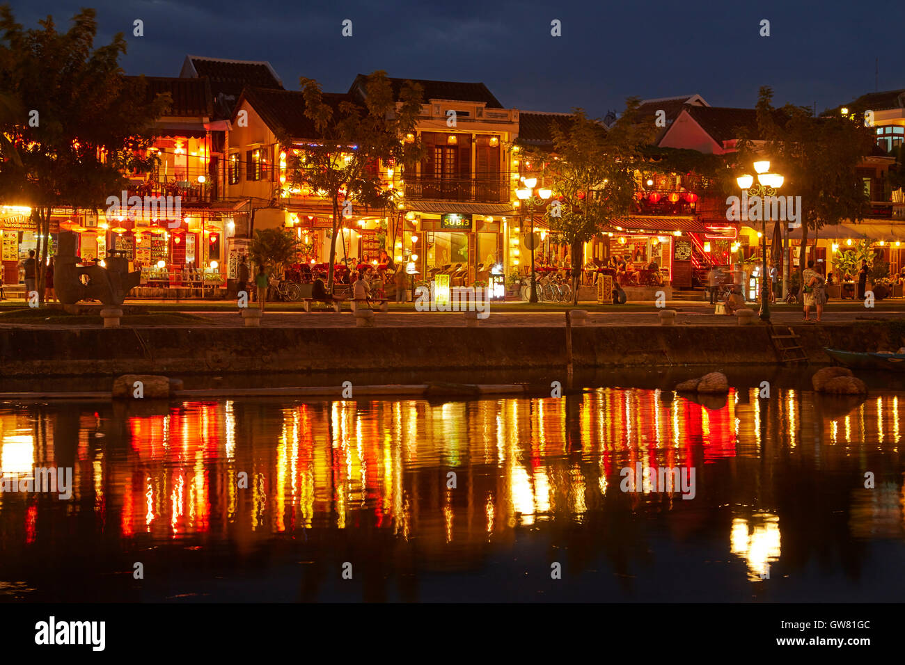 Restaurants reflètent dans la rivière Thu Bon au crépuscule, Hoi An (Site du patrimoine mondial de l'UNESCO), Vietnam Banque D'Images