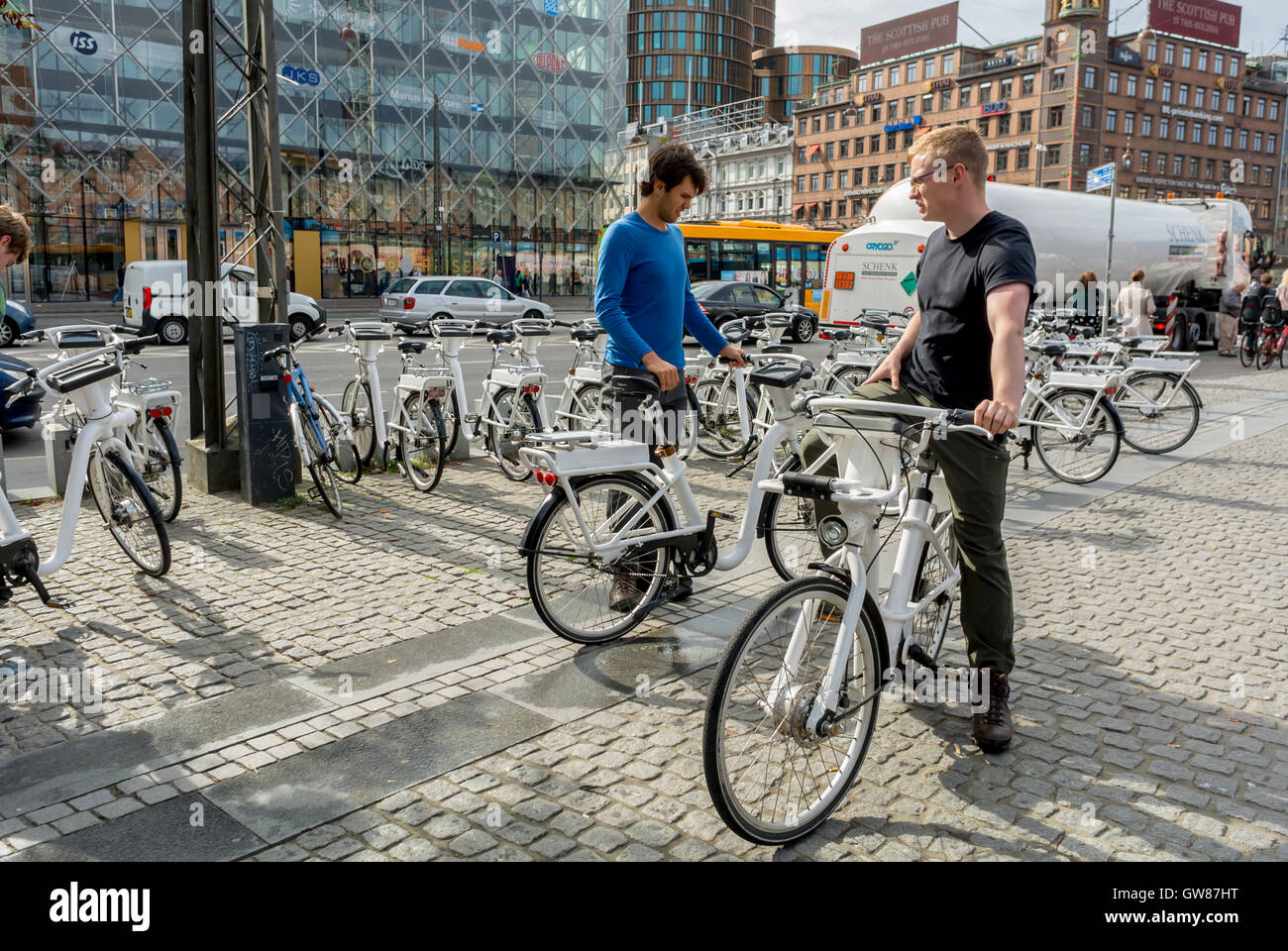 Copenhague, Danemark, scènes de rue, personnes urbaines équitation publique partage public, vélos électriques, vélo, écologie de la mobilité de l'espace public, responsable Banque D'Images