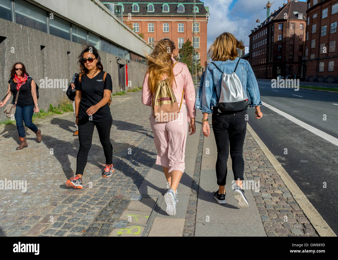 Copenhague, Danemark, des scènes de rue, les femmes s'éloigner avec sacs à dos Banque D'Images