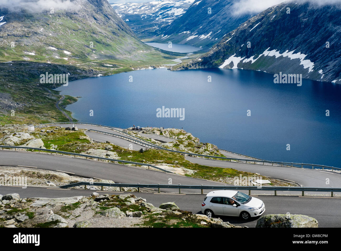 Le lac vu du Djupvatnet une route de montagne à la montagne Dalsnibba, fjord de Geiranger, Norvège Banque D'Images