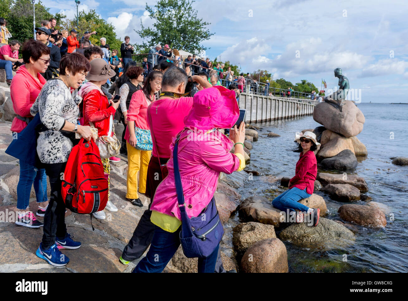 Copenhague, Danemark, foule de touristes chinois visitant Statue de la Petite Sirène, la prise de photos à l'extérieur "Hans Christian Andersen" Banque D'Images Copenhague, Danemark, foule de touristes chinois visitant Statue de la Petite Sirène, la prise de photos à l'extérieur "Hans Christian Andersen" Banque D'Images