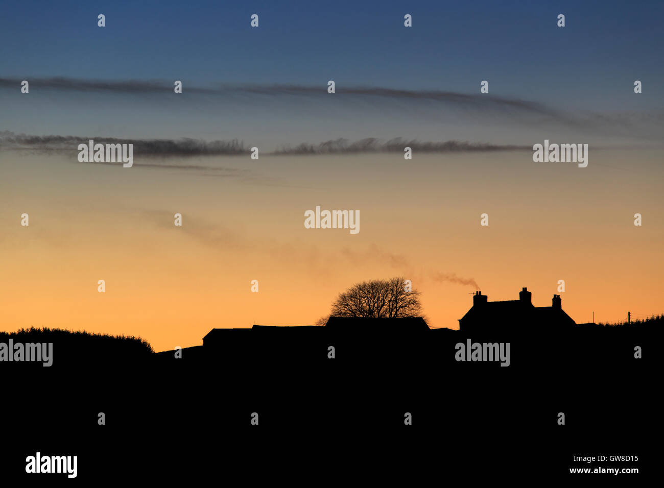 Gîte rural à côté d'Aesica (grand fort romain de Chesters), mur d'Hadrien, sur une soirée d'hiver - la vue vers l'ouest Banque D'Images