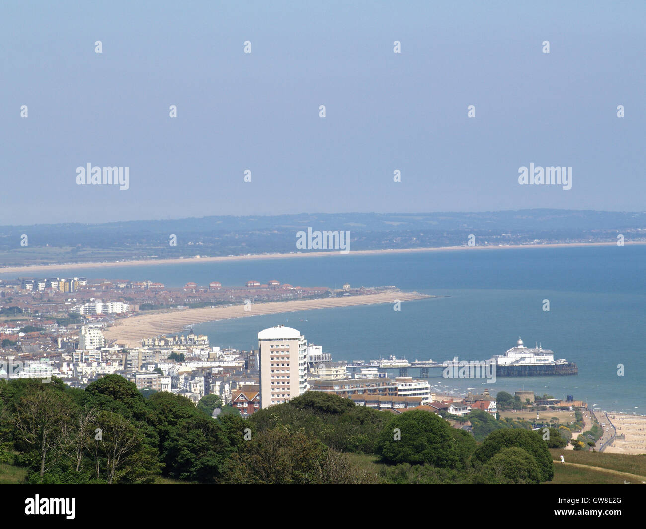 Voir d'Eastbourne de Beachy Head Way, Eastbourne, East Sussex donnant sur manche Banque D'Images