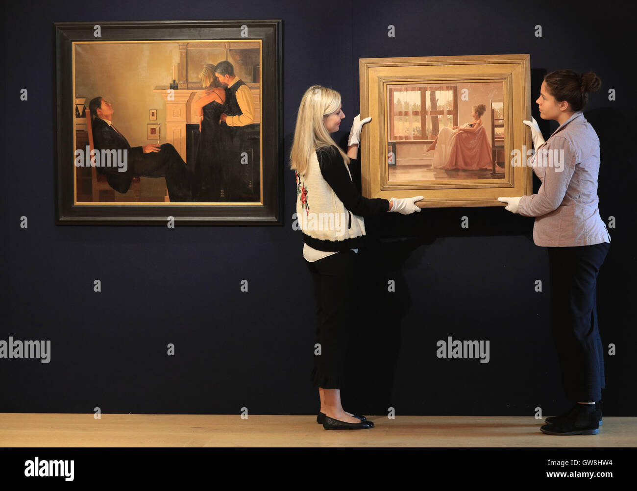 Bonhams employés place Model in White (à droite) à côté de Beautiful Losers (à gauche), les deux oeuvres par Jack Vettriano, partie d'une sélection d'œuvres par la Scottish Colourists à inclure dans le Bonhams Vente Art écossais qui aura lieu à Edimbourg le 12 octobre, 2016. Banque D'Images