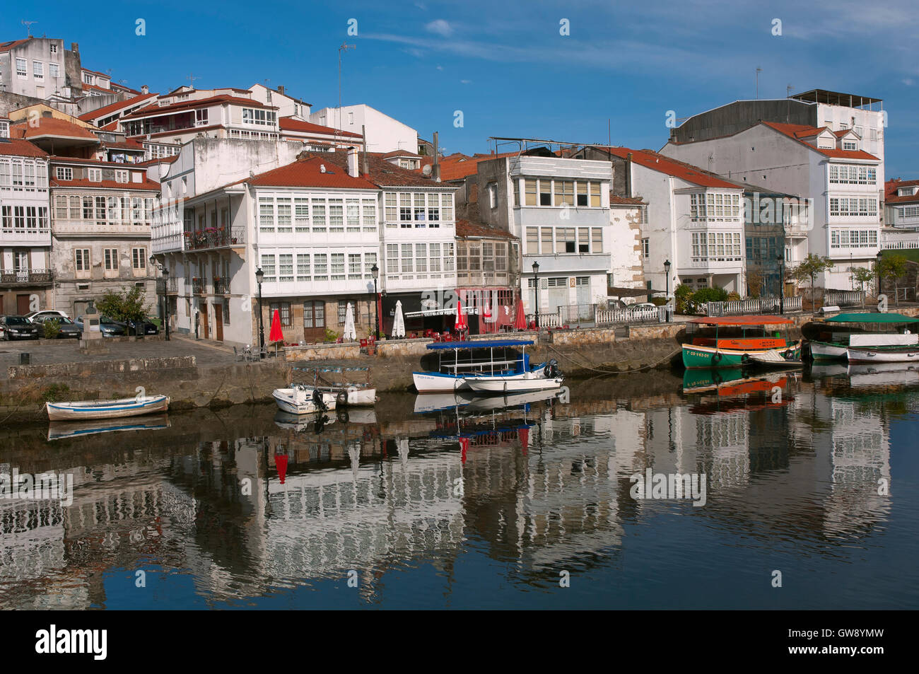 Vue sur la ville avec le fleuve Mandeo, Betanzos, province de la Coruna, région de Galice, Espagne, Europe Banque D'Images