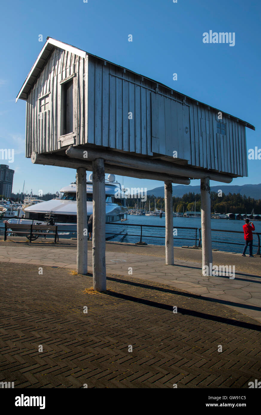 'Crooked house sur pilotis' aussi connu sous le nom de Liz Magor lightshed. installation dans la région de Vancouver, C.-B. (près de Green Park & Coal Harbour). Banque D'Images