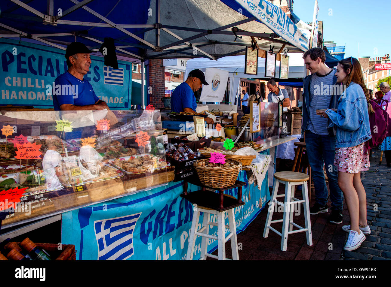 Les gens achètent des aliments à partir d'un stand au marché des fermiers de Lewes hebdomadaire, High Street, Lewes, dans le Sussex, UK Banque D'Images