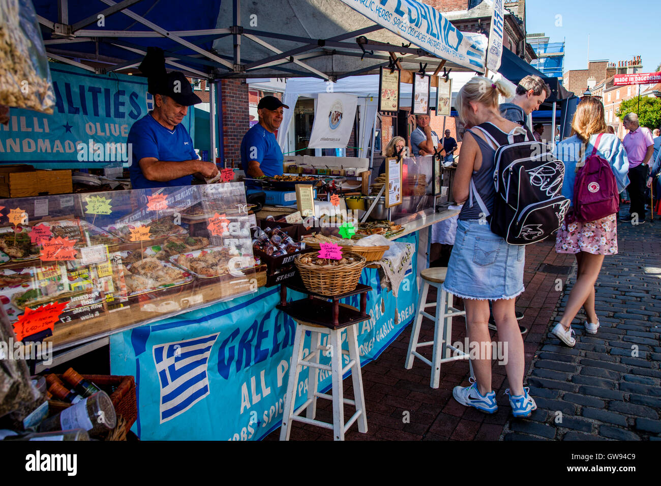 Les gens achètent des aliments à partir d'un stand au marché des fermiers de Lewes hebdomadaire, High Street, Lewes, dans le Sussex, UK Banque D'Images