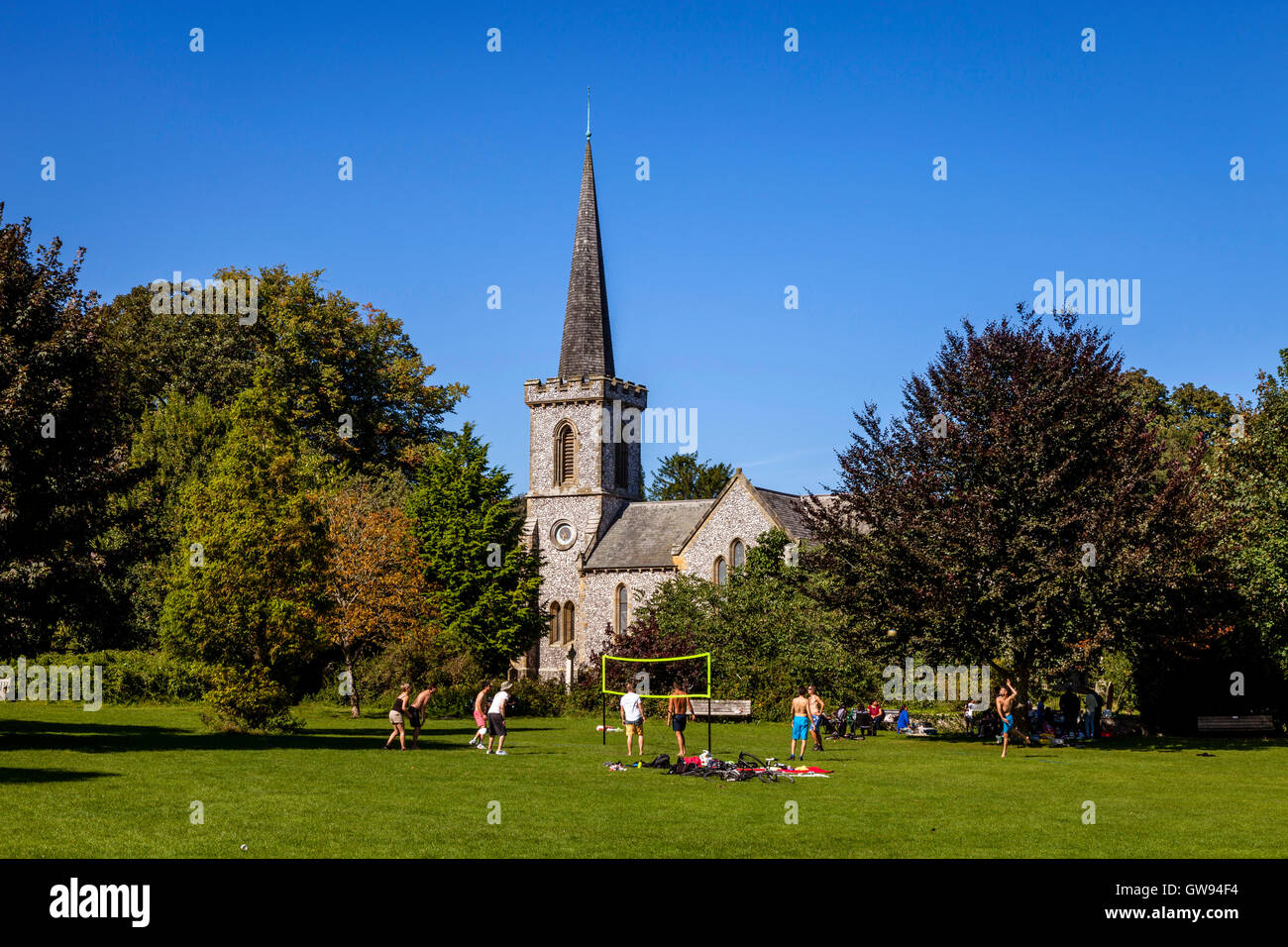 Les jeunes jouer au volley-ball à Stanmer Park, Brighton, Sussex, UK Banque D'Images