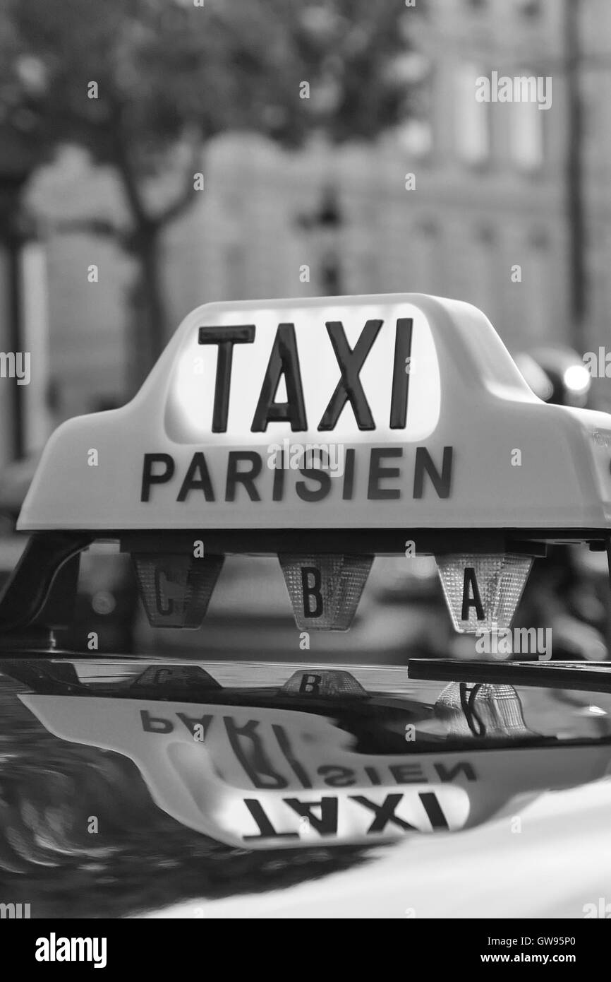 Taxi Paris détail et de l'Arc de Triomphe en arrière-plan, France Banque D'Images
