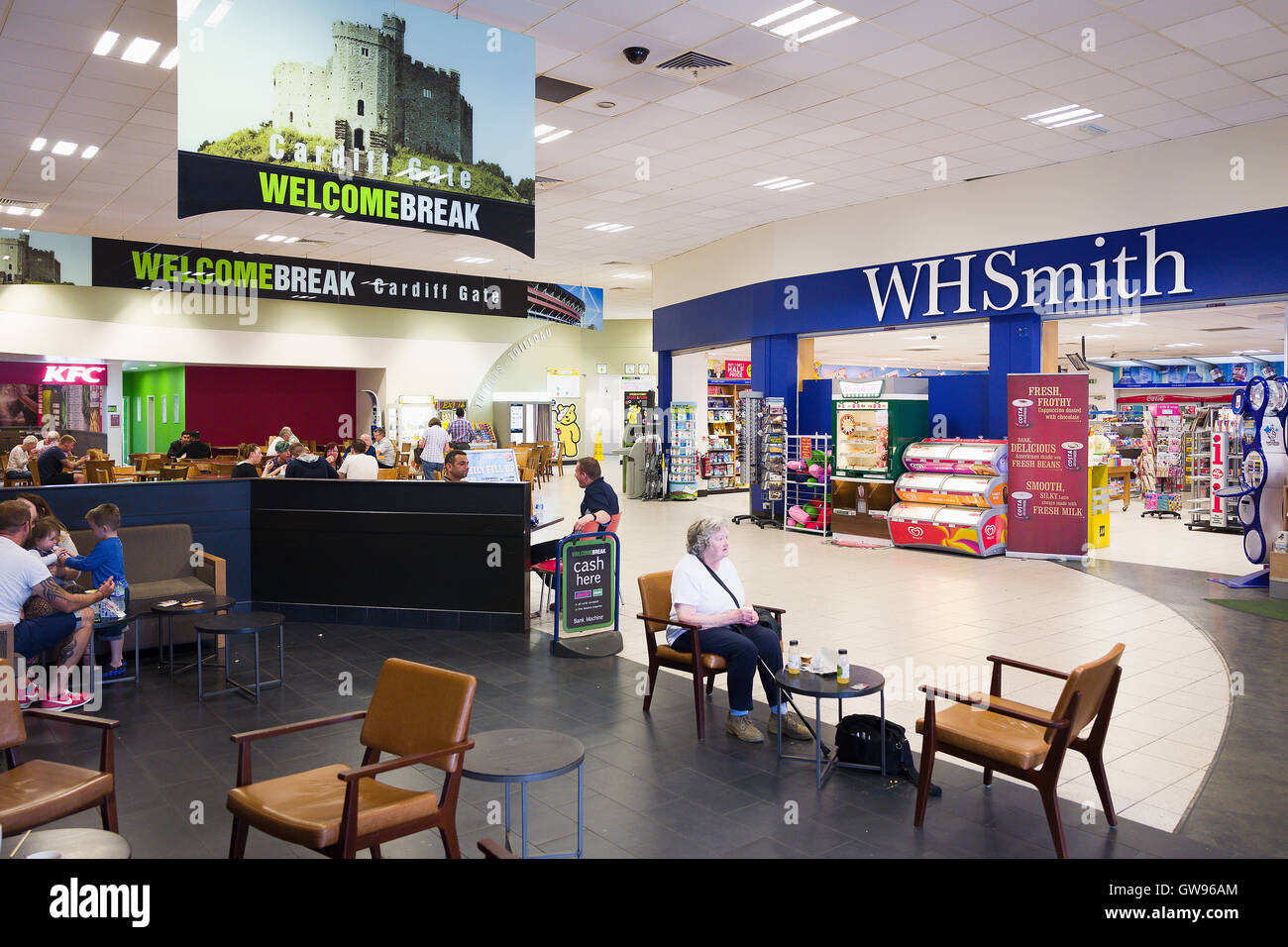À l'intérieur de Cardiff Gate Welcom Pause station-service sur l'autoroute M4 dans le sud du Pays de Galles UK Banque D'Images