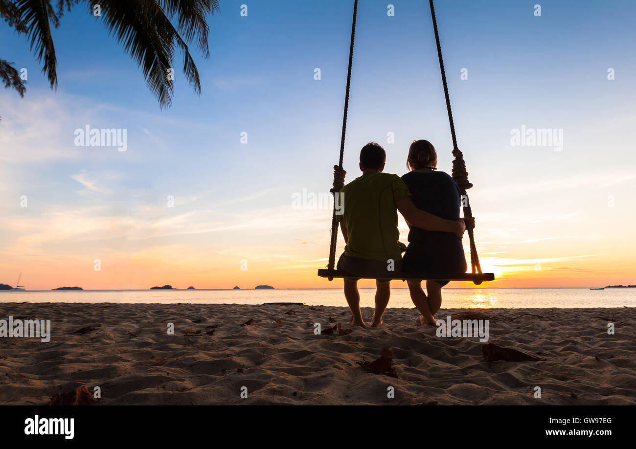 Couple sur Paradise beach resort de miel partage Banque D'Images