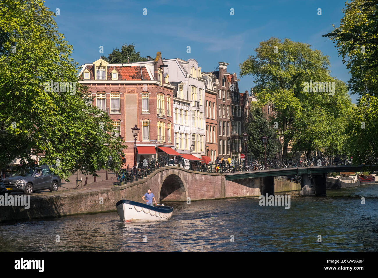 Petit bateau sur canal Prinsengracht, Amsterdam, Pays-Bas. Banque D'Images