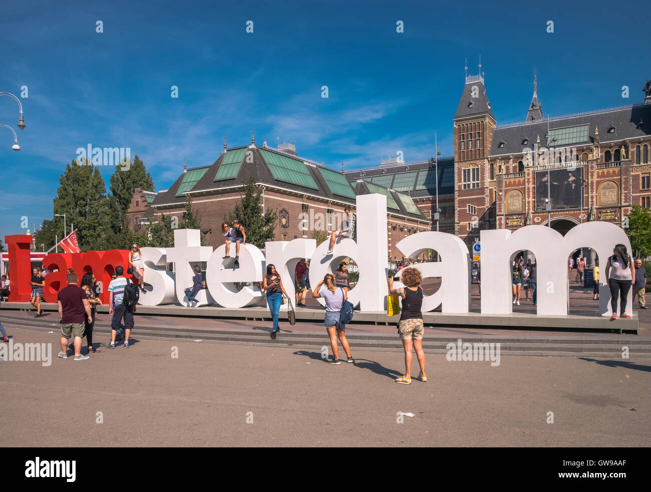 Les touristes grimper et s'asseoir sur la carte I Amsterdam signalisation, Quartier des musées, Amsterdam, Pays-Bas Banque D'Images