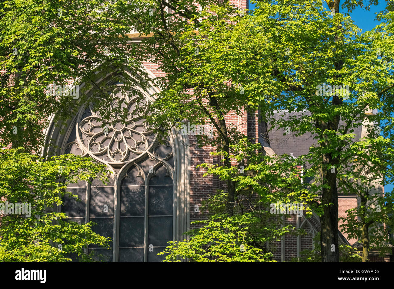 Fenêtre ornée de Onze Lieve Vrouwekerk, une église syriaque orthodoxe à Amsterdam, Hollande. Banque D'Images