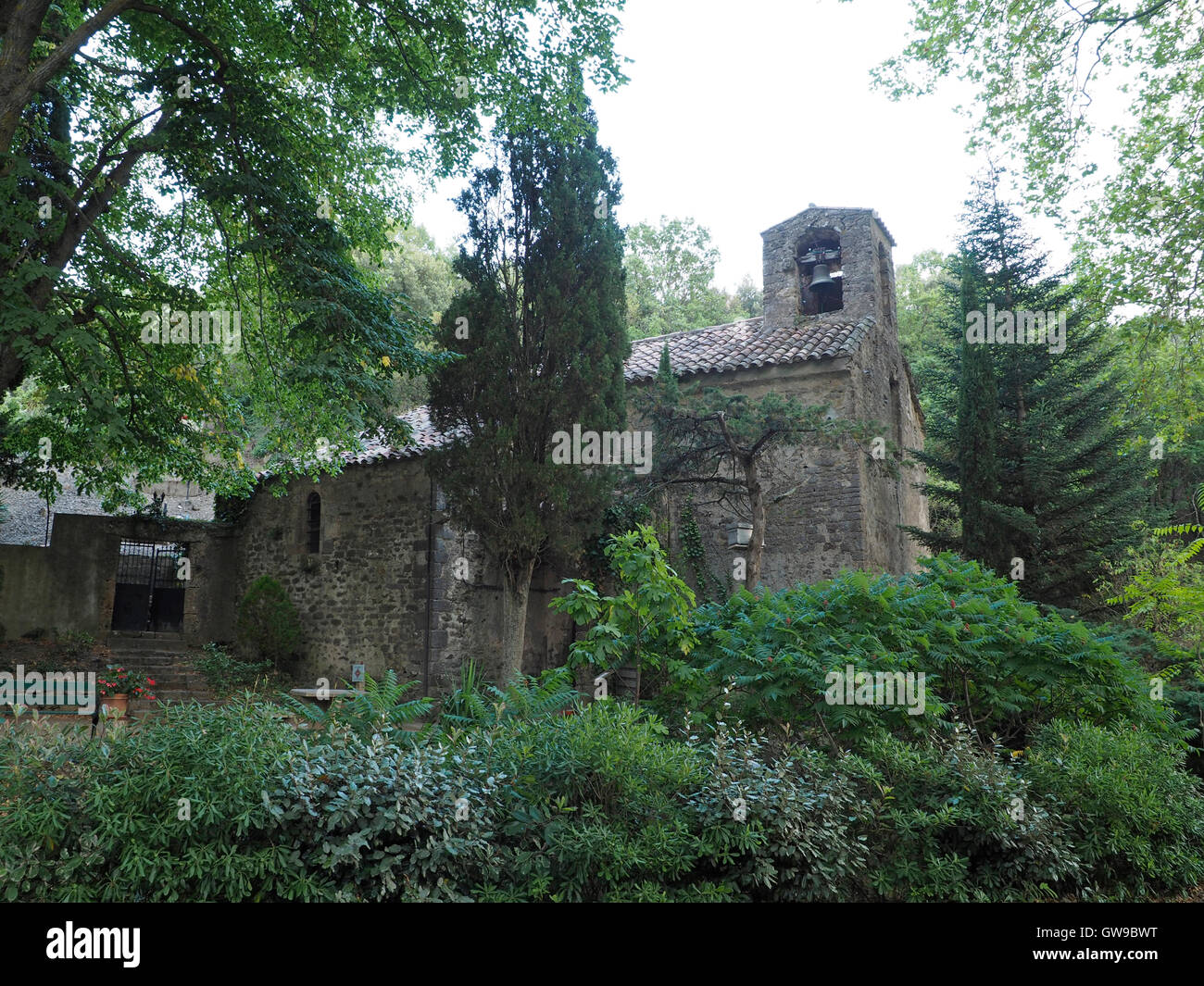 Petite cité médiévale de l'église cathare dans le village de montagne de Palairac, Corbières, Languedoc Roussillon, France Banque D'Images