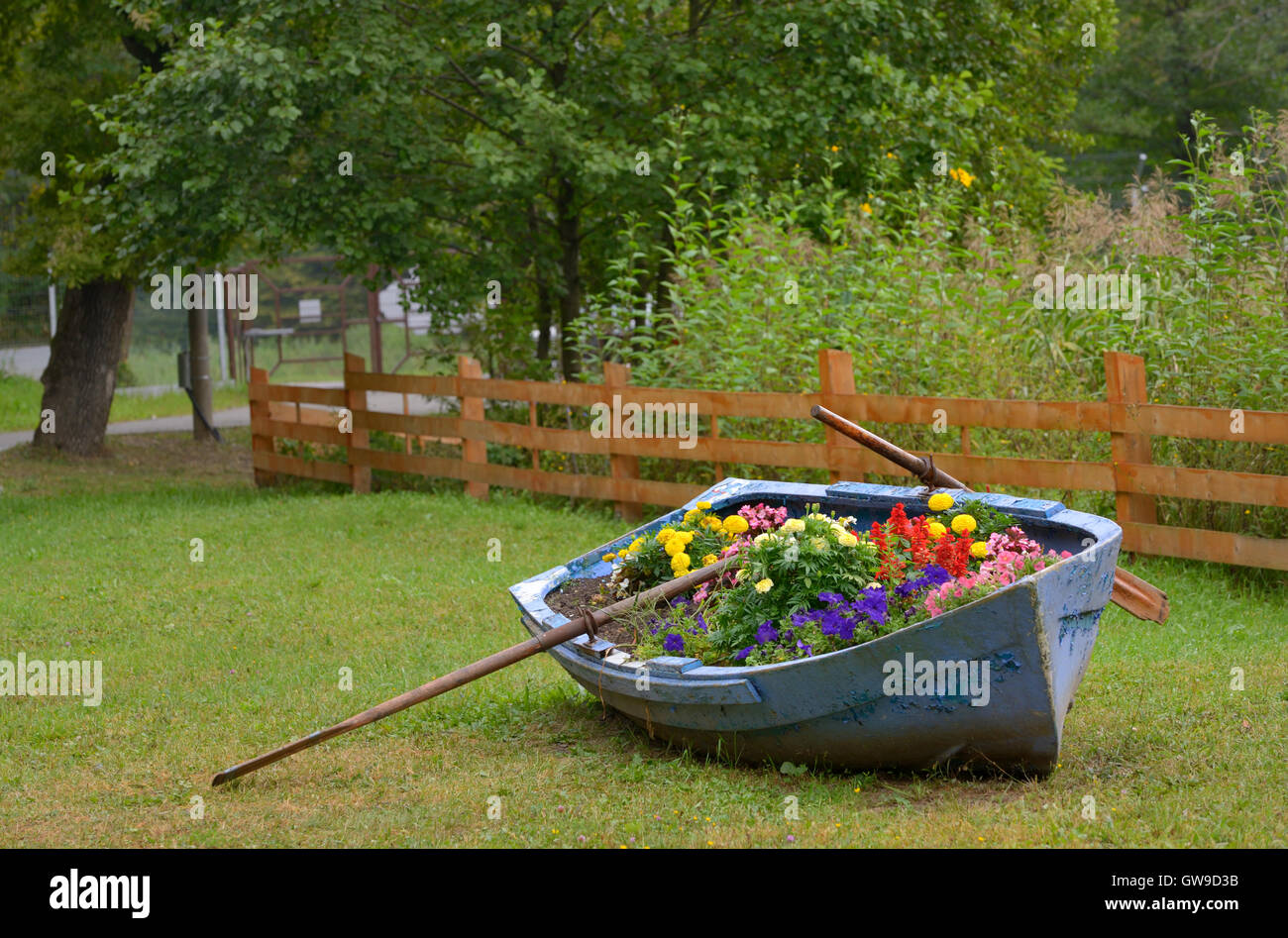 Décoration avec des fleurs en bateau park Banque D'Images