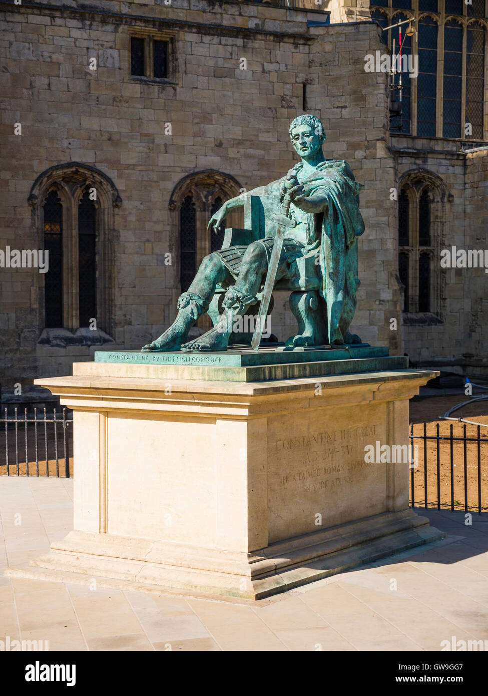 Statue de bronze de Constantin le Grand, le premier empereur romain chrétien, à côté de la cathédrale de York, York, Angleterre Banque D'Images