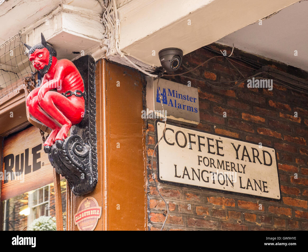 Petit diable rouge à l'extérieur d'un ancien magasin de l'imprimante dans Stonegate, l'une des plus vieilles rues de York, Yorkshire, Angleterre. Banque D'Images