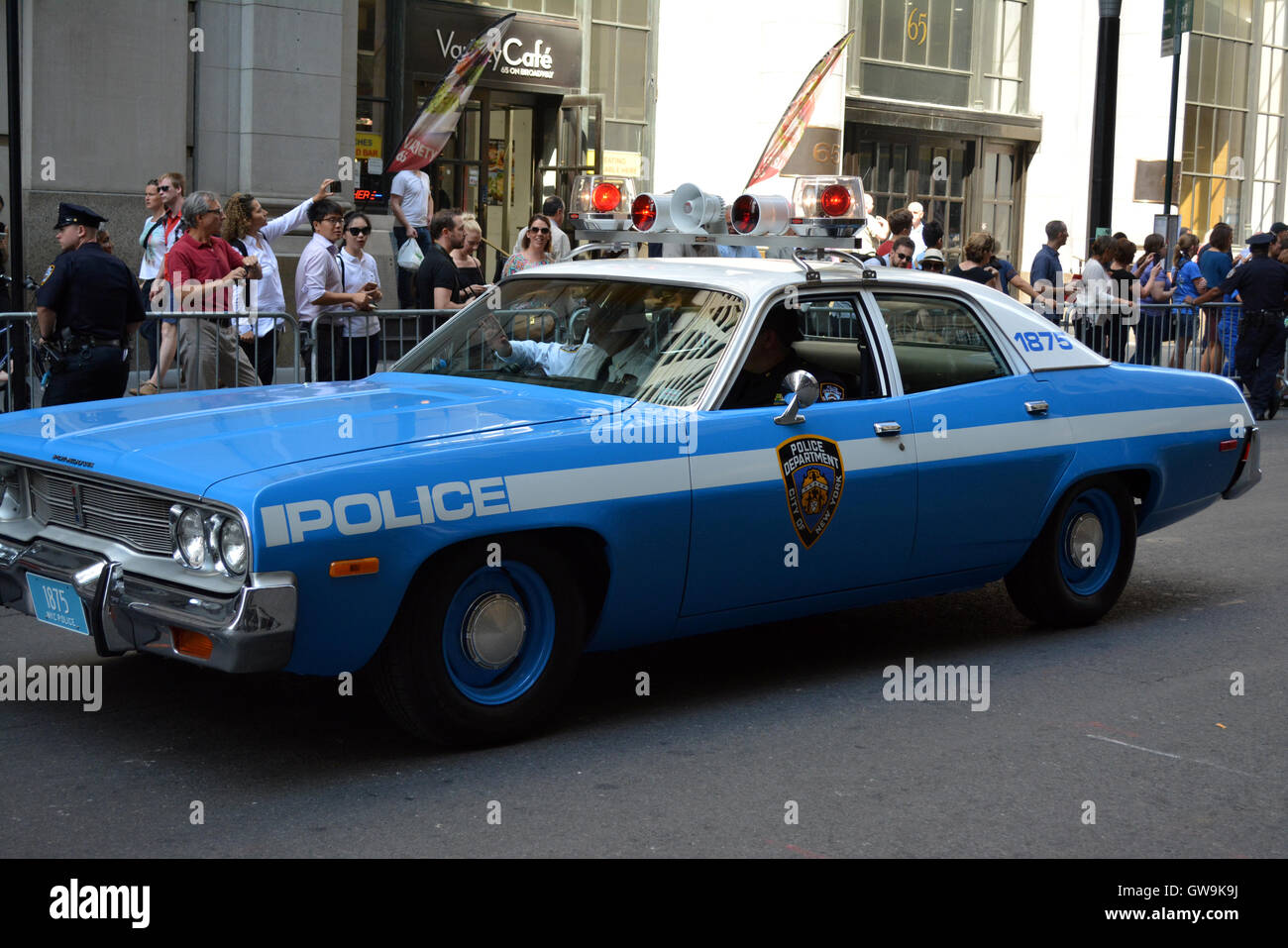 NYPD Vintage cruiser dans une procession sur Broadway pour marquer l'anniversaire des attentats du World Trade Center. Banque D'Images