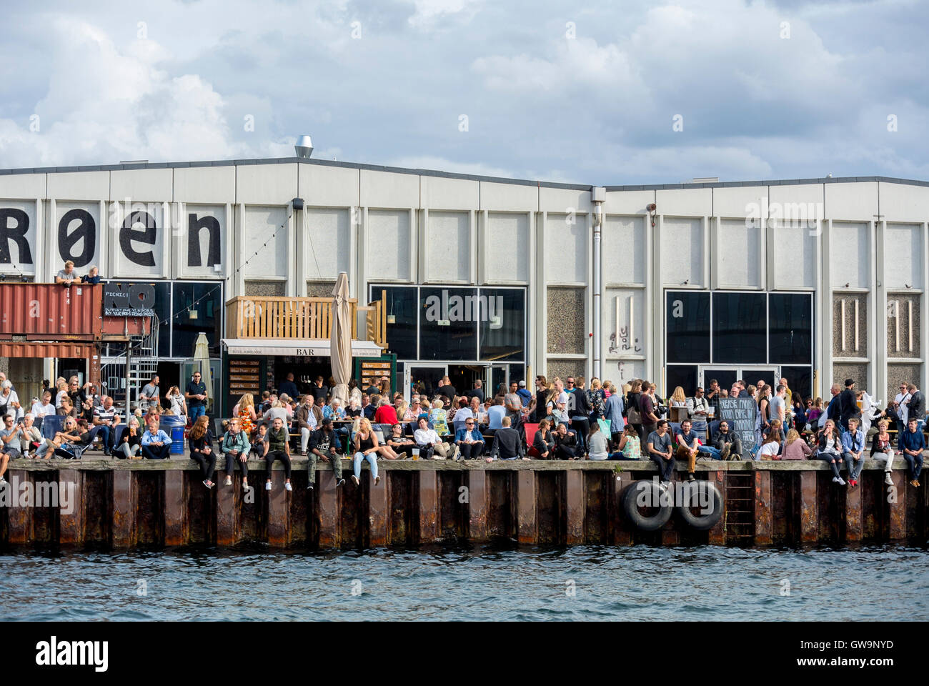Copenhague, Danemark, foule le partage des repas sur la zone portuaire rénové, sur l'alimentation de rue l'Île 'Papier', sur Canal Banque D'Images