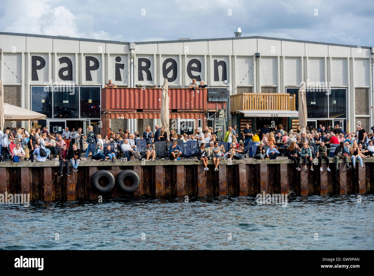 Copenhague, Danemark, foule le partage des repas sur la zone portuaire rénové, sur l'alimentation de rue l'Île 'Papier', sur Canal, les quartiers locaux Banque D'Images