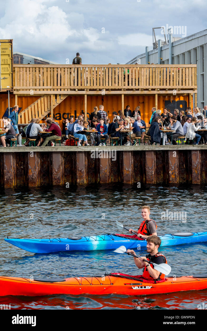 Copenhague, Danemark, foule de personnes, le partage des repas sur la zone portuaire rénové, sur l'alimentation de rue l'île 'papier', kayaks sur canal Banque D'Images