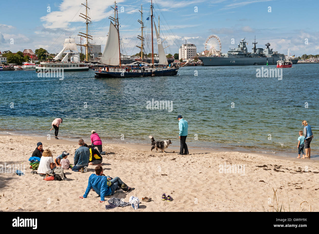 Les spectateurs à regarder les navires de passage à la Hanse Sail 2016 à Rostock Warnemünde , Allemagne. Banque D'Images Les spectateurs à regarder les navires de passage à la Hanse Sail 2016 à Rostock Warnemünde , Allemagne. Banque D'Images