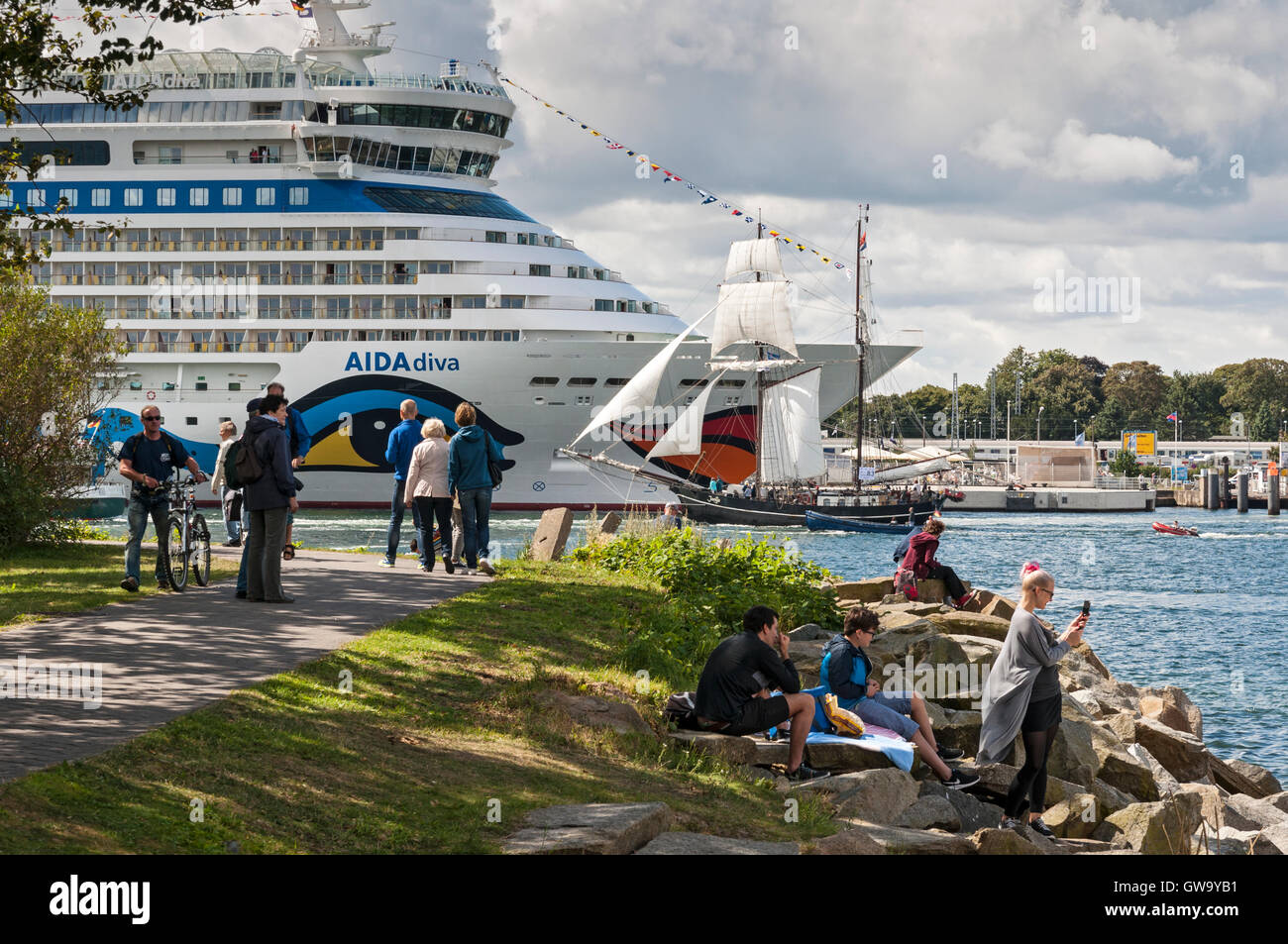 Les spectateurs à regarder les bateaux de passage à la Hanse Sail 2016 à Rostock Warnemünde , Allemagne. Banque D'Images Les spectateurs à regarder les bateaux de passage à la Hanse Sail 2016 à Rostock Warnemünde , Allemagne. Banque D'Images