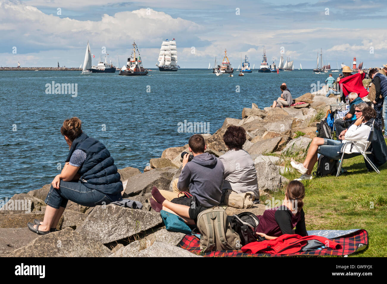Les spectateurs à regarder les navires de passage à la Hanse Sail 2016 à Rostock Warnemünde , Allemagne. Banque D'Images