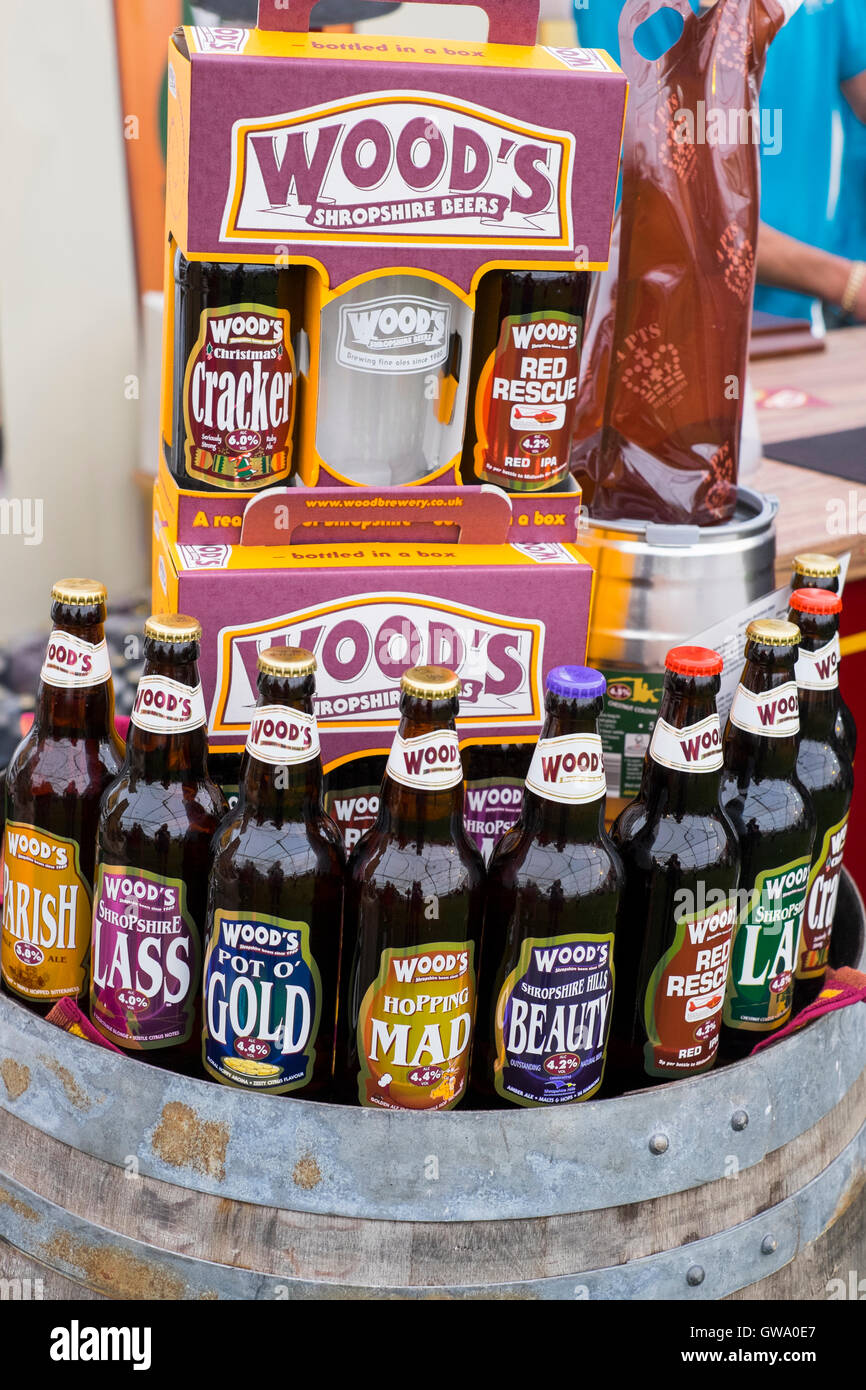 Le Wood's Brewing Company la bière en bouteille pour la vente à Ludlow Food Festival, Shropshire, England, UK Banque D'Images