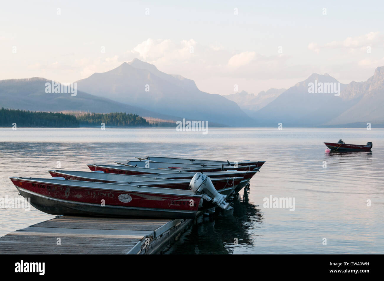 Bateaux sur la jetée au cours d'une soirée tranquille au bord de lac en lac sur Apgar McDonald dans le Glacier National Park, Montana, USA Banque D'Images