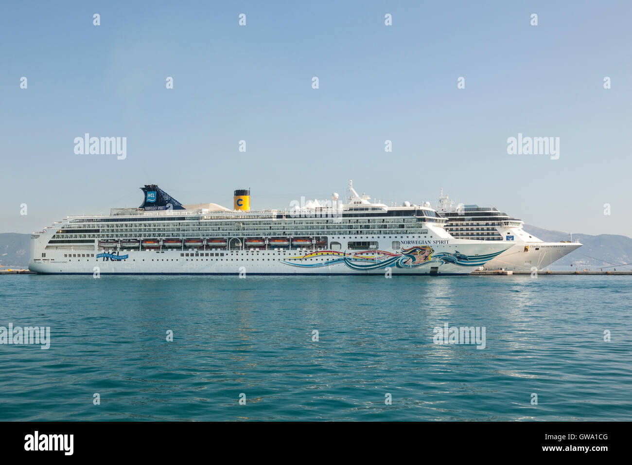 Deux bateaux de croisière ancrés dans la ville portuaire de Corfou, Grèce Banque D'Images