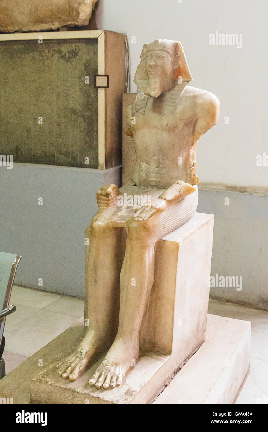 Egypte, Le Caire, Musée Égyptien, statue de Menkaourê assis, s'installe à Grand Musée égyptien pour la restauration. Banque D'Images