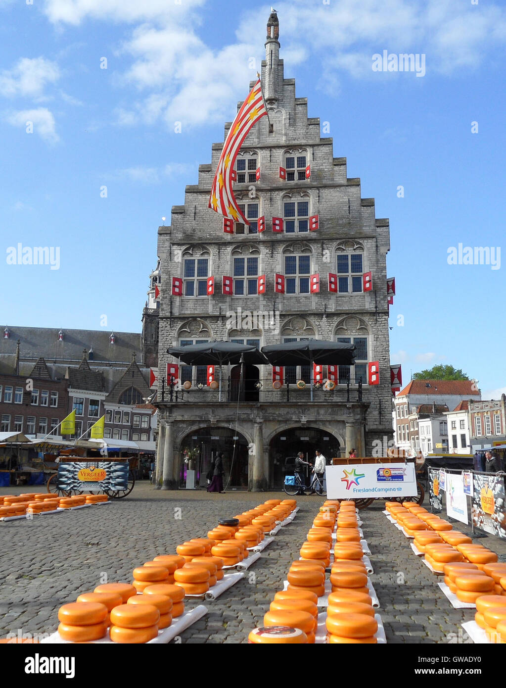 Le marché du fromage Gouda traditionnel dans la vieille ville de Gouda, Pays -Bas Photo Stock - Alamy