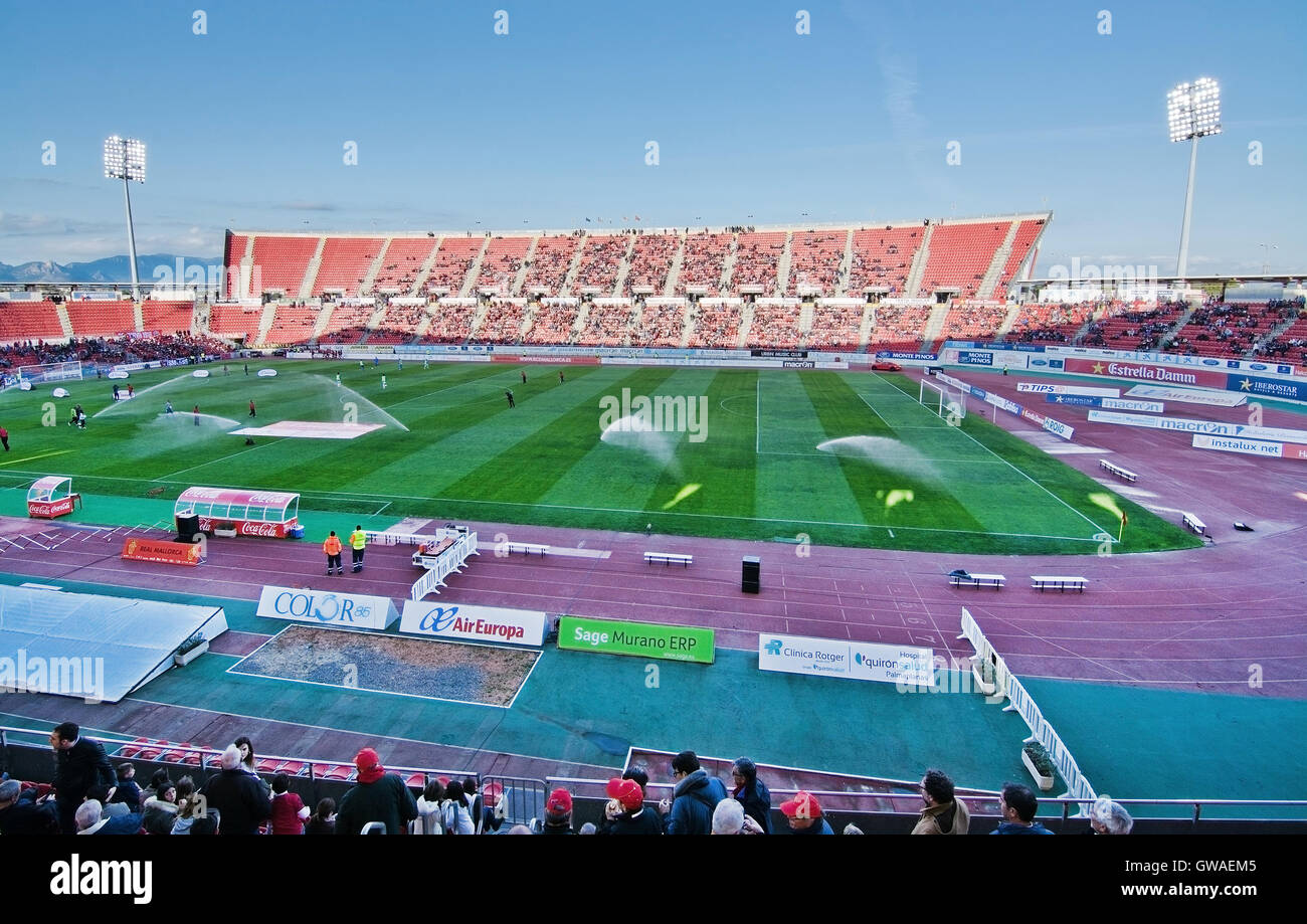 L'irrigation d'herbe RCD Mallorca home jeu En Segunda division sur une journée ensoleillée à Palma de Mallorca, Espagne. Banque D'Images