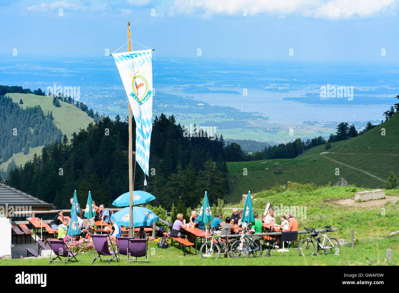 Chiemgauer Alpen, Alpes de Chiemgau : mountain hut restaurant Schlechtenbergalm, vue sur le lac de Chiemsee, Allemagne, Bayern, Bavaria, OBE Banque D'Images