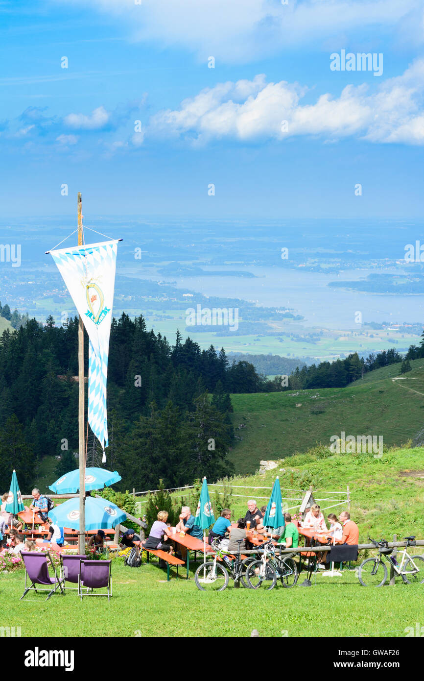 Chiemgauer Alpen, Alpes de Chiemgau : mountain hut restaurant Schlechtenbergalm, vue sur le lac de Chiemsee, Allemagne, Bayern, Bavaria, OBE Banque D'Images