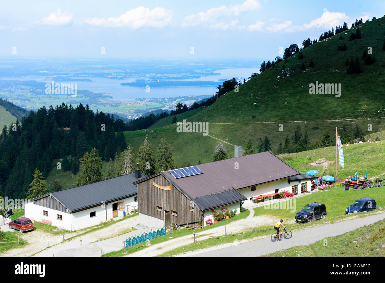 Chiemgauer Alpen, Alpes de Chiemgau : mountain hut restaurant Schlechtenbergalm, vue sur le lac de Chiemsee, Allemagne, Bayern, Bavaria, OBE Banque D'Images